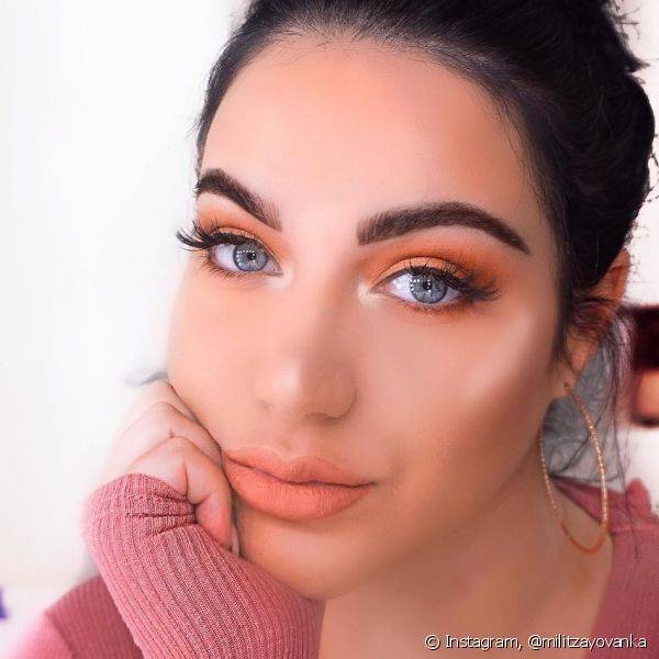 As cores quentes como o laranja são perfeitas para as mais ousadas repaginarem o look monocromático para o dia (Foto: Instagram @militzayovanka)